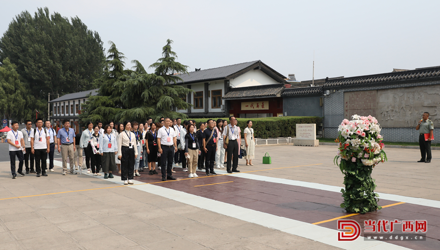 學(xué)員向八路軍一二九師前輩們敬獻(xiàn)花籃，向革命先輩們致敬。記者張友豪攝_副本
