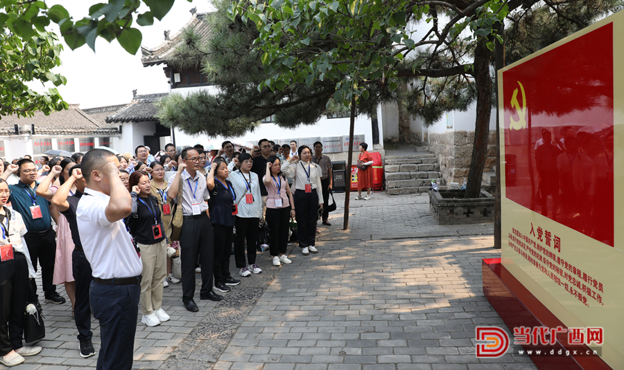 學(xué)員重溫入黨誓詞。記者張友豪攝_副本