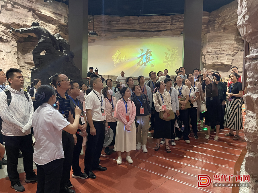 學(xué)員走進(jìn)紅旗渠紀(jì)念館，了解紅旗渠的修建歷程，學(xué)習(xí)感悟紅旗渠精神。記者張友豪攝_副本