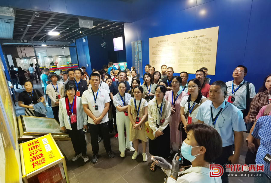 學(xué)員在殷墟博物苑參觀學(xué)習(xí)。記者張友豪攝1_副本